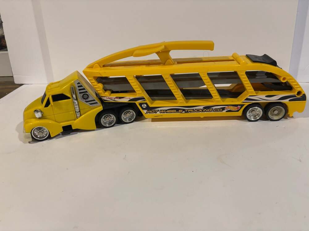 Mattel Hot Wheels Trucking Co. Yellow Cargo Carrier Semi Truck Car Hauler Transp